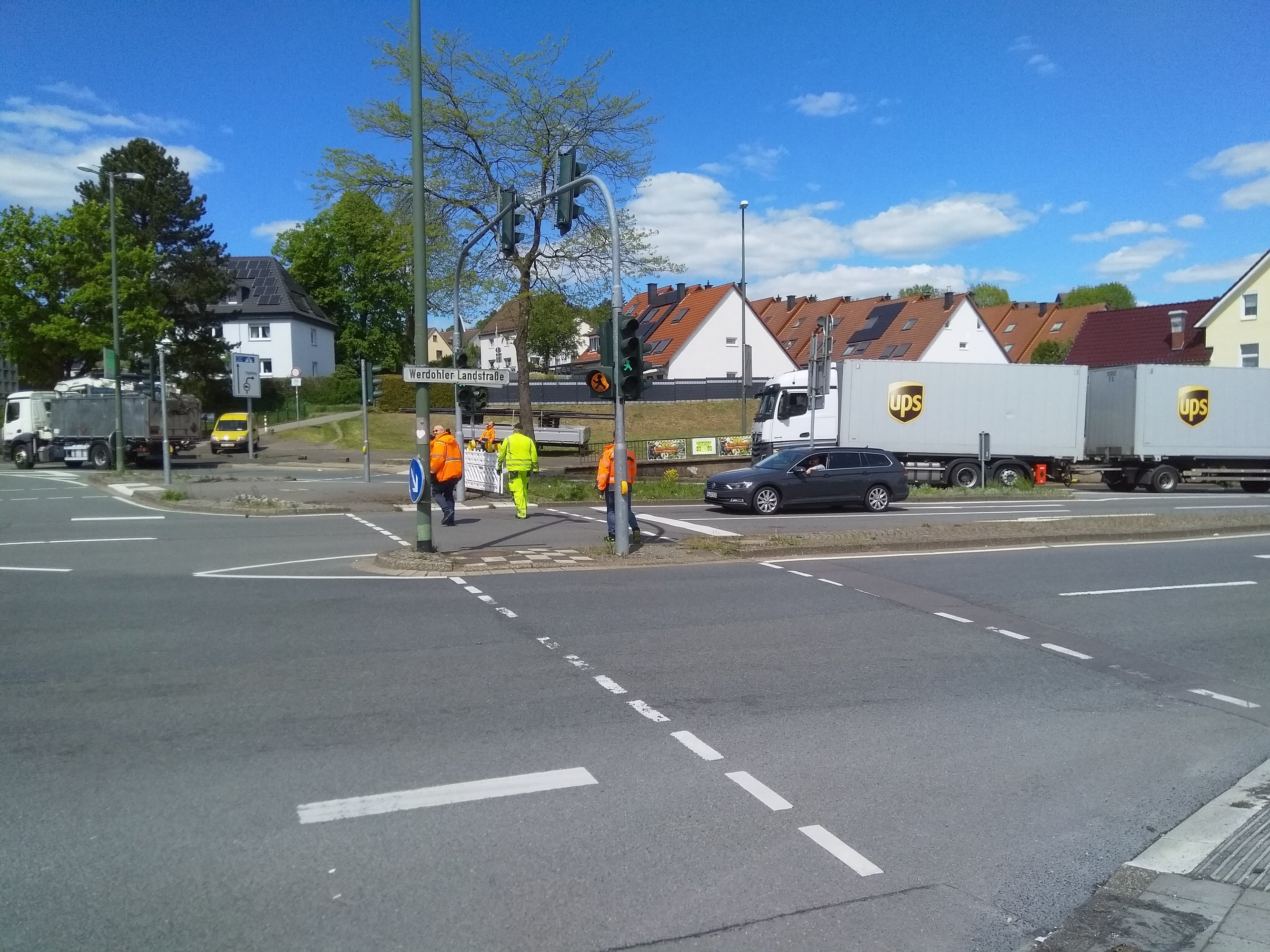 Der Fußgängerübwerg mit Ampeln, der an Worth-Kreuzung über die Werdohler Landstraé führt. 