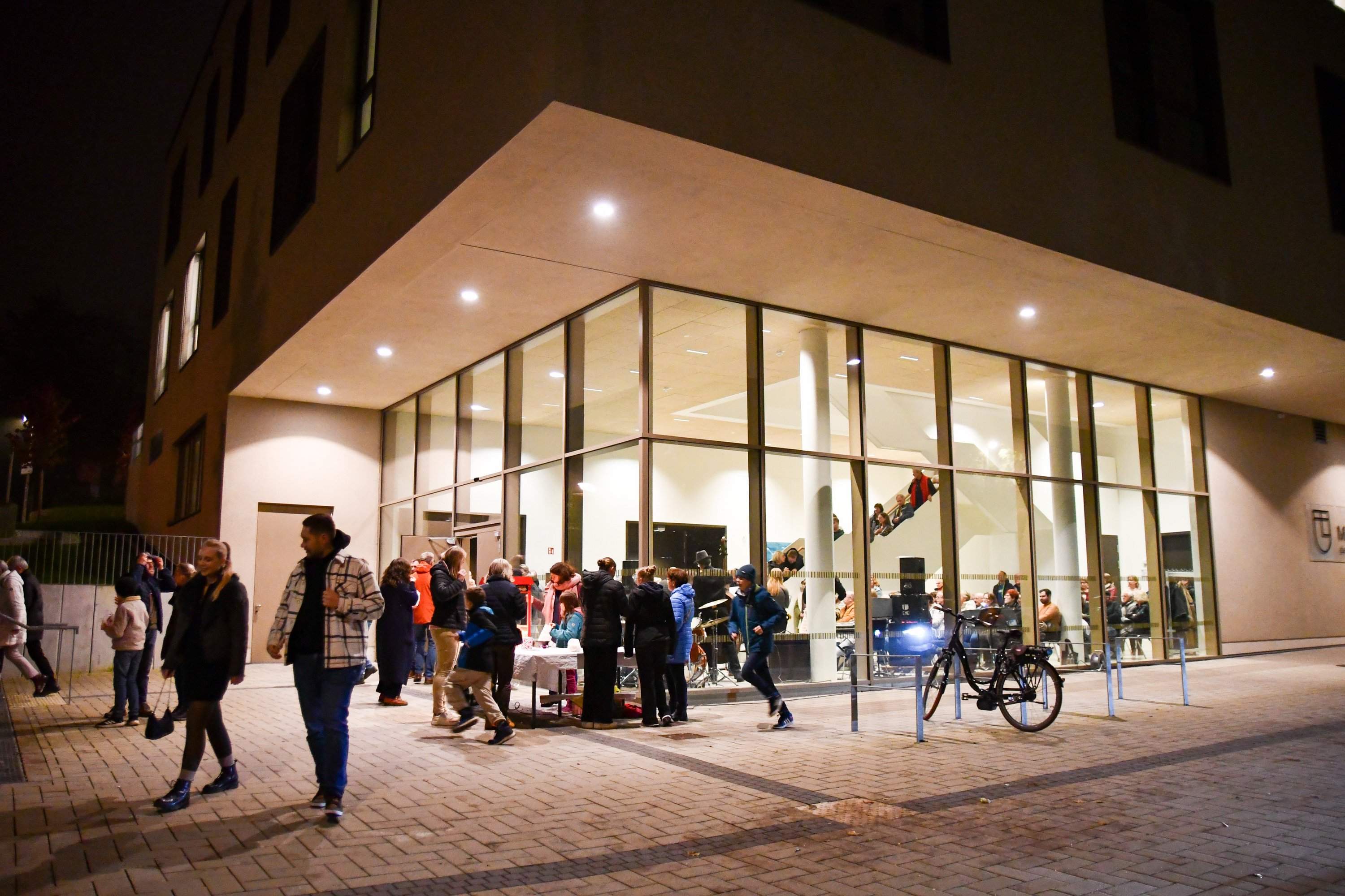 Besucher gehen bei der Nacht der Kultur in der Musikschule aus und ein