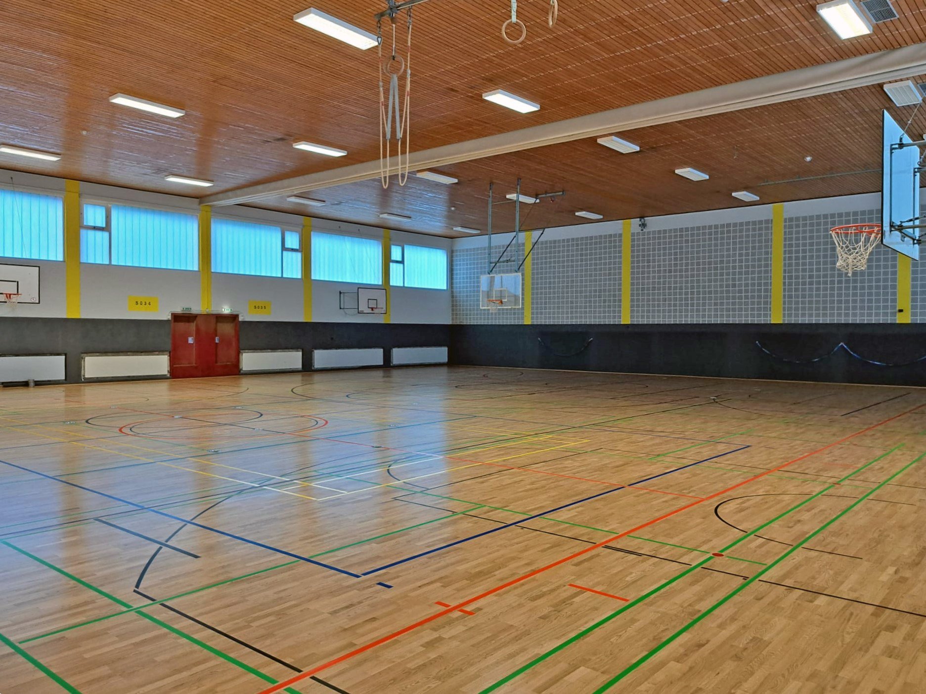 Der Innenraum der Sporthalle des Zeppelingymnasiums.