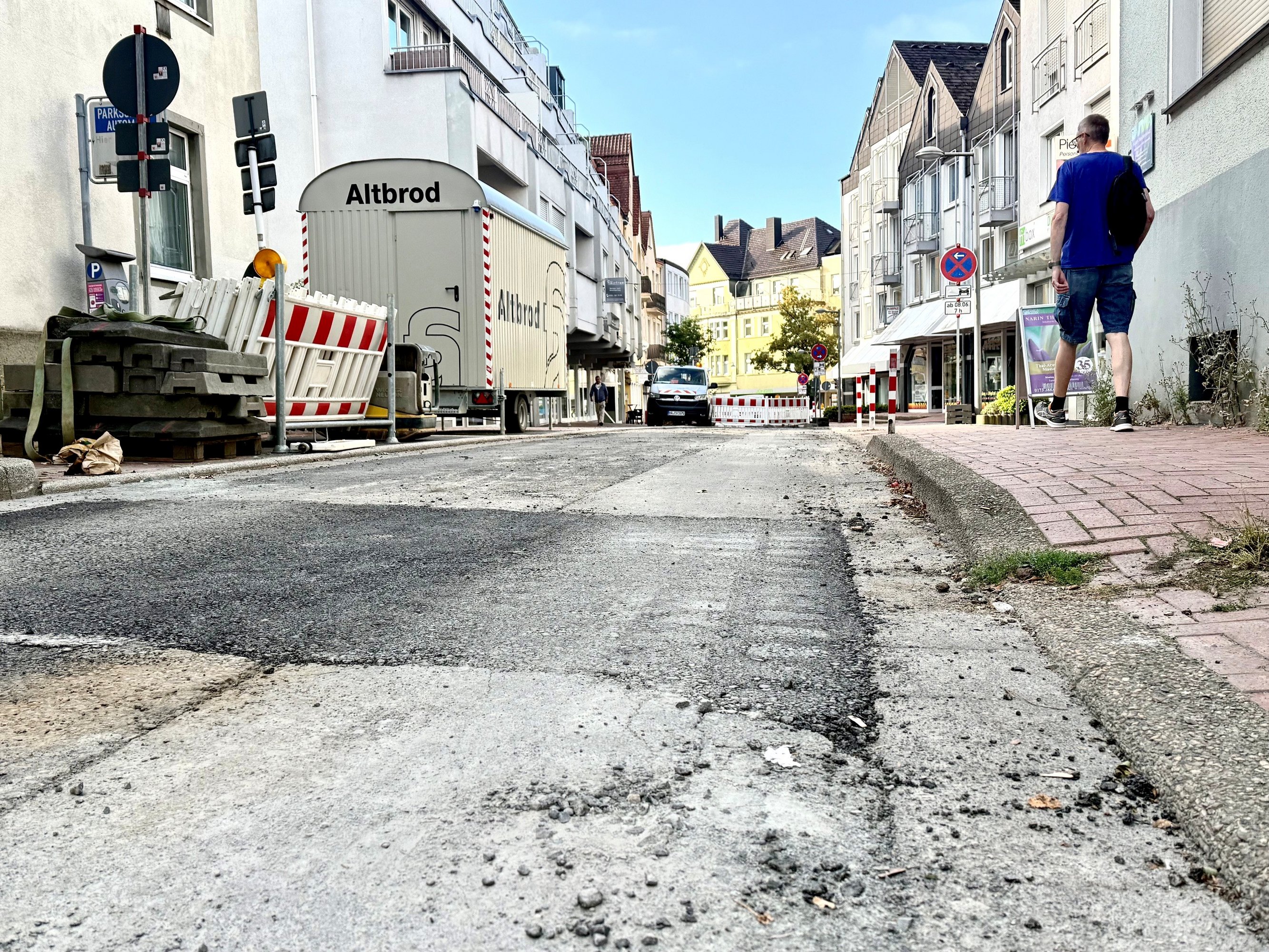 Blick auf die gesperrte vordere Friedrichstraße, die mehrere Asphaltflicken aufweist.