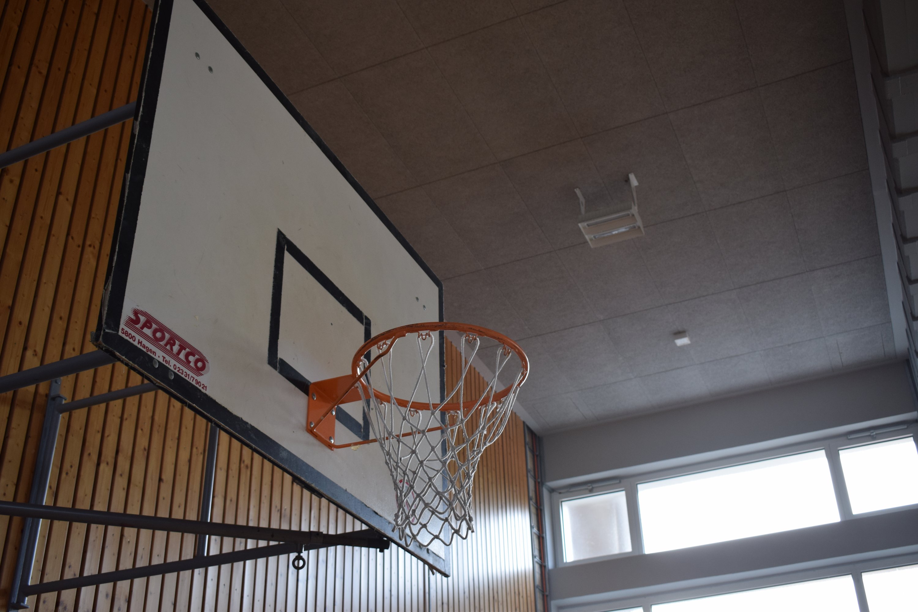 Ein Basketballkorb in einer Turnhalle