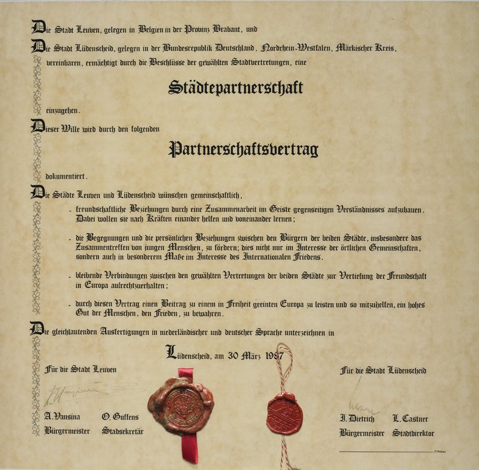 Das Foto zeigt die Urkunde zur Städtepartnerschaft mit Leuven
